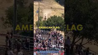 Американский флаг выходит на арену родео в стиле вестерн. 🇺🇸