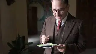 Entrevista al actor que interpreta a JUAN LARRENA LUNA , inspector de primera ense&ntilde;anza.