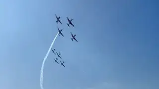 Doppelte Kreuzung: 2x4 PC-7 Flugzeuge in perfekter Formation!