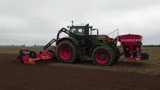 Fendt 936 drilling vining peas