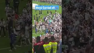 Messi is carried off the pitch after Argentina&rsquo;s World Cup Victory