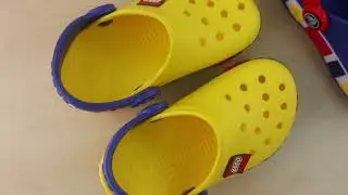Incr&iacute;vel Sand&aacute;lia Crocs LEGO