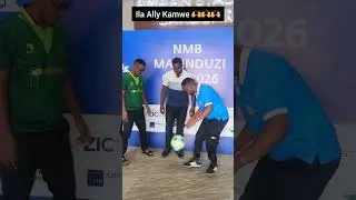 Ally Kamwe akimfundisha Msemaji wa Singida Black Stars kupiga danadana