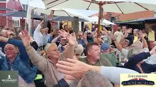 Sidste røgefest i 2023 ved Juelsminde Havnemuseum, med musik fra Havnesjakket.