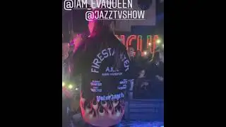 Eva Queen en Showcase chante 