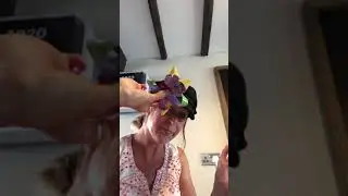 Making bows from recycled catalogues