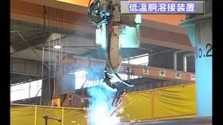 Arc Welding Large Metal Part on Ceiling-Mounted Slide - Kawasaki Robotics (Japanese)