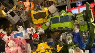 Распаковка и обзор фигурки Bulkhead из серии Transformers Legacy.