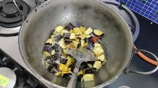 Madrasi Gotsu with Aubergine / Katrikkaai / Baingan / Vaangi.. Enjoy.. sweet and sour plus spicy👍🙏