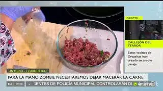 Mi mano ✋ de zombi con su dedo cortado,saliendo sangre y bolsas de transfusiones comestibles 