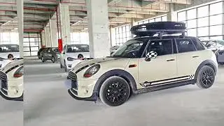 BMW Mini is installed with NEUMANN 305s roof rack, a roof crossbar with good fit.
