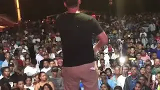 Poeta canta en vivo una cancion de corte social y la gente friza... El dominicano es loco con su dem