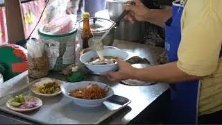 Khao Soi Michelin Guide​ ( Khao Soi​ Mae Manee)​ in Chiang Mai Thailand ข้าวซอยแม่มณี​ ข้าวซอยมิชลิน