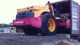 Dynapac CA252 Roller into container by Big Iron.MOV