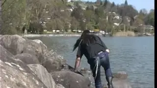 In voller Kleidung schwimmen (swim fully clothed)