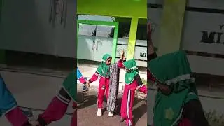 Bersama ustadzah Umi MI AZZAINIYAH 3 Randumerak 
