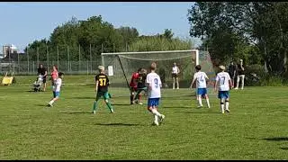 Riku menee v&auml;kev&auml;sti tilanteeseen ja nappaa pallon ennen veskaa