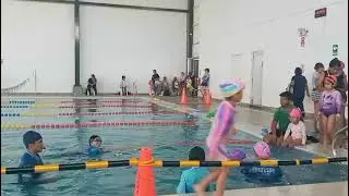 Alisson en la piscina... nadando sin flotador  enero 2025