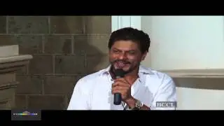 SRK the first Indian ever to use Twitter's mobile video camera - TOI