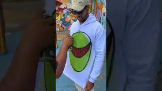 Ele PINTOU a JAQUETA e o RESULTADO SURPREENDEU 😮 🧴💨 #pintura  #graffiti  #foryou  #arte #desenhar