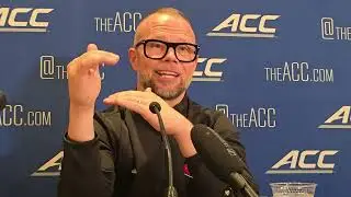 Пэт Келси общается с представителями СМИ Луисвилла на конференции ACC Tipoff 2025 года