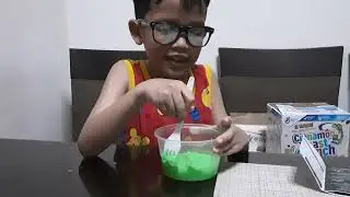 Science Experiment - National Geographic - Glow-in-the-dark Slime Lab