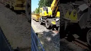 Kiel - Liebherr Zweiwegebagger A922 rail Litronic mit Gleisbauanh&auml;nger f&auml;hrt durch Bahnbaustelle