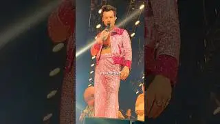 Гарри Стайлс спросил фанатку, как ее голова 😂 #шорты #harrystyles #знаменитость