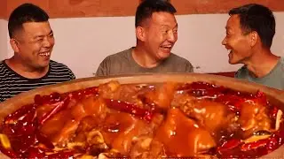 小波重新掌勺，邻居家小哥闻着味儿就来了！#黄土兄弟