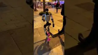 ✨️Just found amazing robot walking on roads.✨️#robot #parisdiaries #shorts #ytshorts