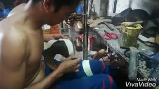 Proses memasang outsole sepatu/membuat sepatu