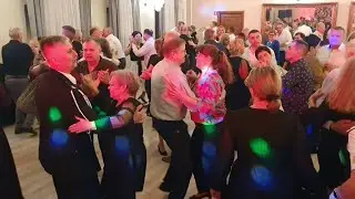 Zespół Roland w rewelacyjnym klimacie zabawia gości na potańcówce karnawałowej w Złotym Dworze 