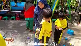 Kegiatan di hari Jum'at. Mencari bola sesuai warna. 