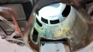Снята верхняя часть двигателя Suzuki RG250T Walter Wolf.