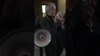Jeremy Irons talks to striking security officers at the University of London