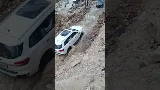 Manali to Baralacha Road te pani aun naal hoyi traffic ch rukavat