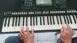 Melatih melodi dan cord pada piano