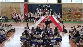 Święto niepodległości- taniec z flagami klasa 5a SP4 Mława