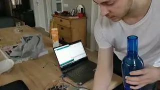 Atli leikur sér að fjarlægðarskynjara