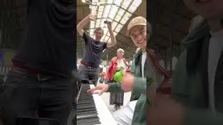 Piano gare duo avec un harmonica moment incroyable
