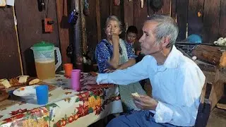 Partiendo la ROSCA de REYES en casa de mis papás 