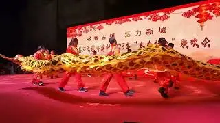 女子舞龙队表演非遗舞龙