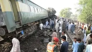 Pakistan train crash kills four, injures 100