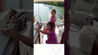 #throwbackshorts #sailing #france #holidayseason Salma conduit un bateau
