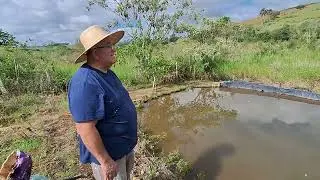 Sr. Osmar indo cuidar dos peixes 
