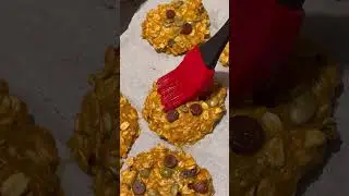 🍁Cozy up with these warm, spiced Pumpkin Oatmeal Cookies 🍪 follow me on insta @komzycooks for more