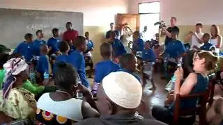 Schulkinder tanzen