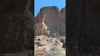 Les montagnes d'akrotiri :gigantesques et friables :un risque qu'elle s'&eacute;croule sur les habitations