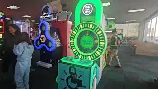 Экскурсия по магазину Chuck E. Cheese 2.0 2025 — Ховард-Бич, Нью-Йорк (45-е место)