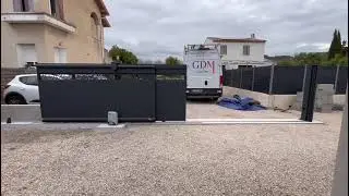 Portail t&eacute;lescopique de 6m en 2 vantaux avec d&eacute;cor